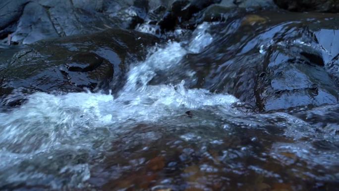 山泉溪流河水溪流山泉水石缝水(慢镜头）