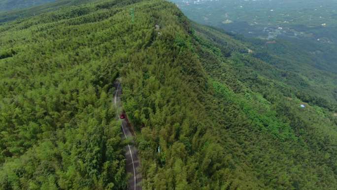 原始森林汽车跟拍 汽车航拍 红色轿车航拍