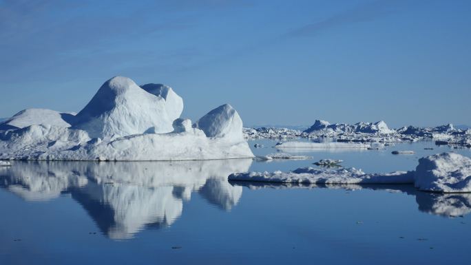 越过冰山和浮冰，在水中反射