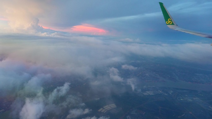 飞机窗外高空云海穿越云层