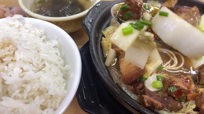 热气腾腾米饭砂锅台式卤肉饭勺子乘肉