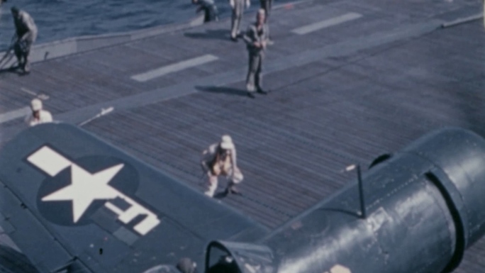 1945年美军战机在航母上起降