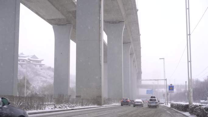 下雪雪天行走的人雪景城市雪景