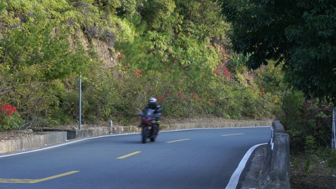 骑摩托车驶过弯道公路机车山路骑行道路过弯