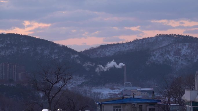 东北供暖期 雪后山景