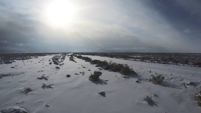 雪后山区雪地开车出行