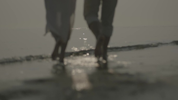 原素材海滩赤脚散步情侣ARRI升格电影级