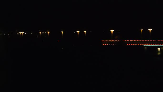 夜晚高速行驶的高铁窗外路灯