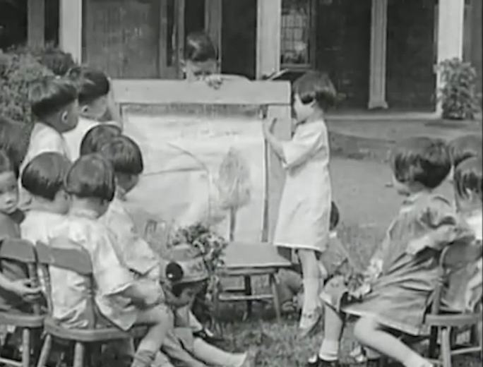 1930年上海儿童在户外玩耍