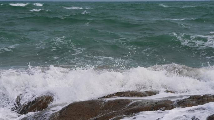 海岸波涛汹涌