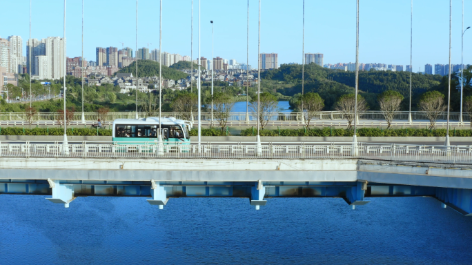 农村客运车行驶在大桥上