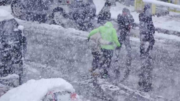 白色冬天  大雪中行走的人 飘雪升格