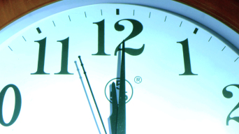 时钟就在旧火车站的金属结构中间0下载新年春节跨年凌晨十二点倒计时