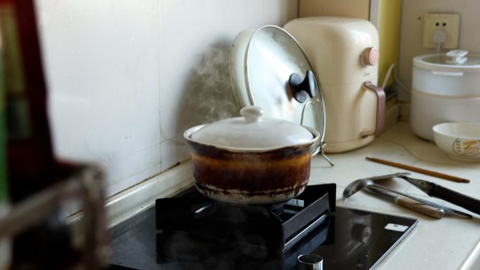 厨房间煤气灶上炖鸡汤