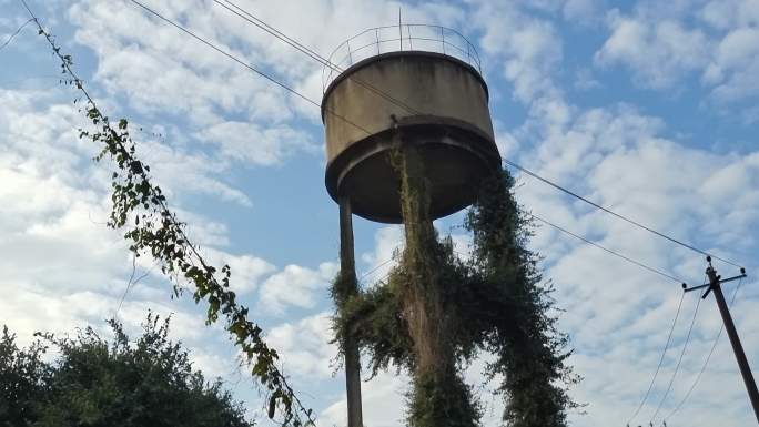 废弃的水塔自来水增压塔水泥水塔废弃物