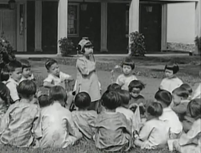 1930年万国教会儿童在一起玩耍