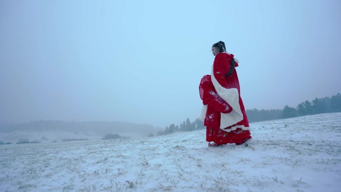 中国风古装女子雪中奔走