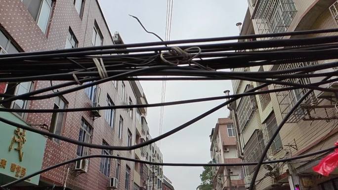 光缆线电线光纤街道电线掉了下来没有人报修
