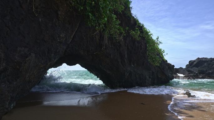 山钦湾燕子洞海边沙滩海浪礁石升格