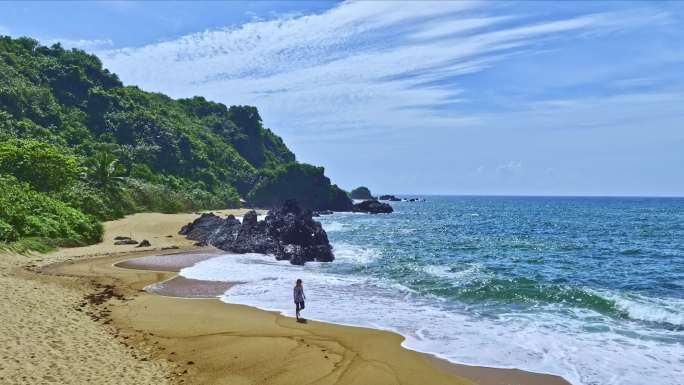 山钦湾航拍大海礁石海浪沙滩