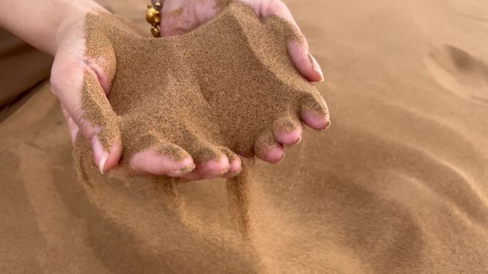 沙漠 沙子从手中流逝