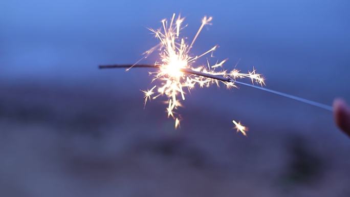 节日烟花冷焰火焊条烟花燃烧的仙女棒浪漫