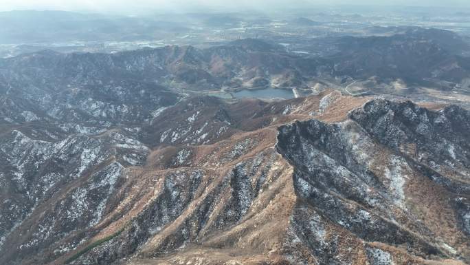 航拍雪后群山环抱之间的里口山水库