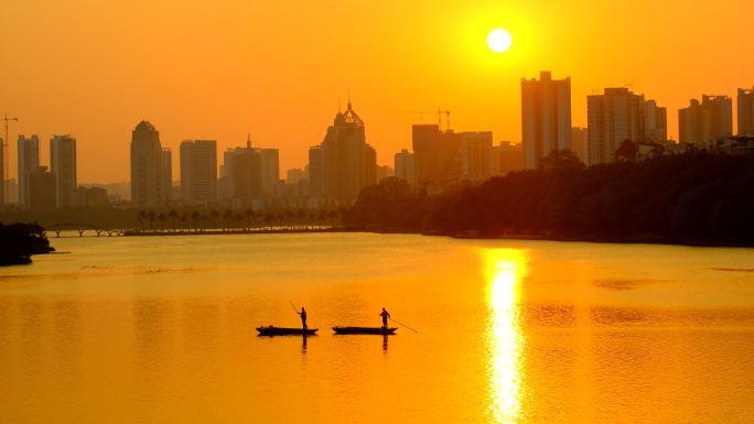 金色 阳光 湖面 河面 夕阳落日余晖小船