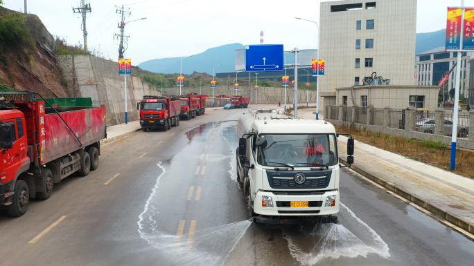 环卫洒水车冲洗道路