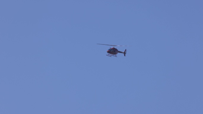 深圳湾巡逻的直升机