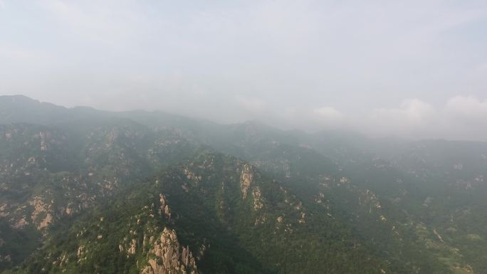 青山薄雾航拍俯瞰山脉峡谷