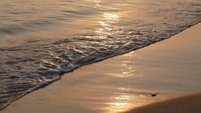 4K海边落日夕阳下的沙滩海浪空镜