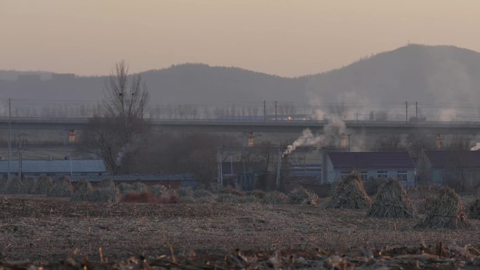 北方东北初冬秋收后田野大地景色庄稼杆打包