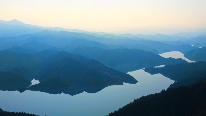 航拍清晨的美丽山湖4k