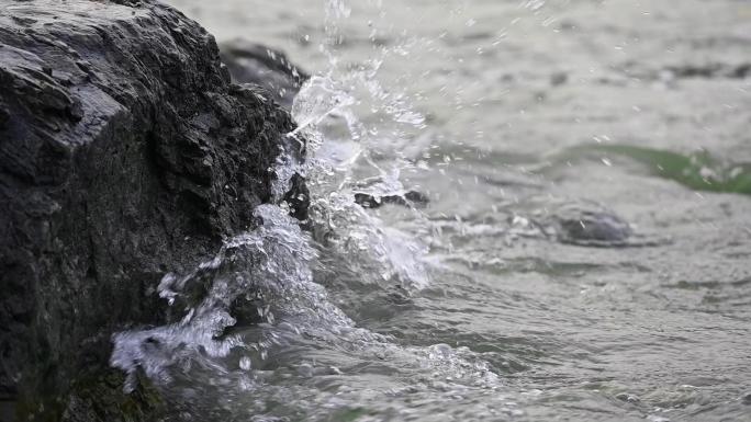 浪花水浪拍打石壁