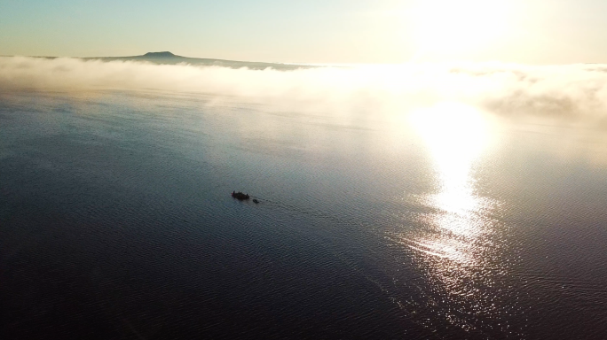 清晨渔民捕鱼 湖泊云海日出航拍