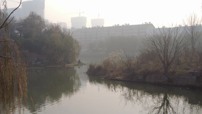 山东济南：秋天雾中小清河