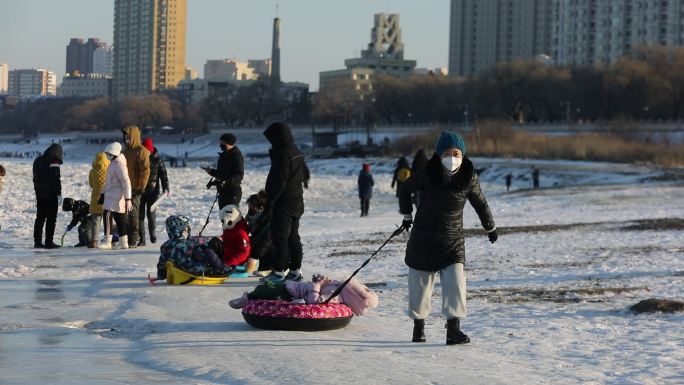 冰冻的松花江上人们溜冰游戏