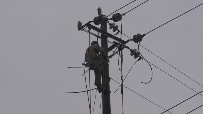 电工电线杆抢修电路修理工雨天安装电线电路