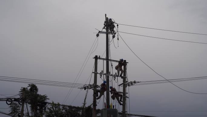 电工电线杆抢修电路修理工雨天安装电线电路