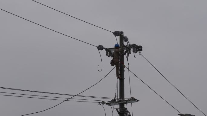 电工电线杆抢修电路修理工雨天安装电线电路