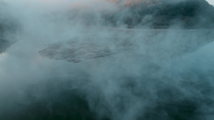 冬季晨雾弥漫湖面雾气湖水