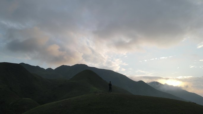 阳春鸡笼顶大草原