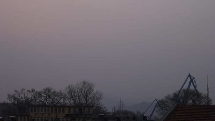 冬天云雾中的早晨晨曦蒙蒙亮的天空