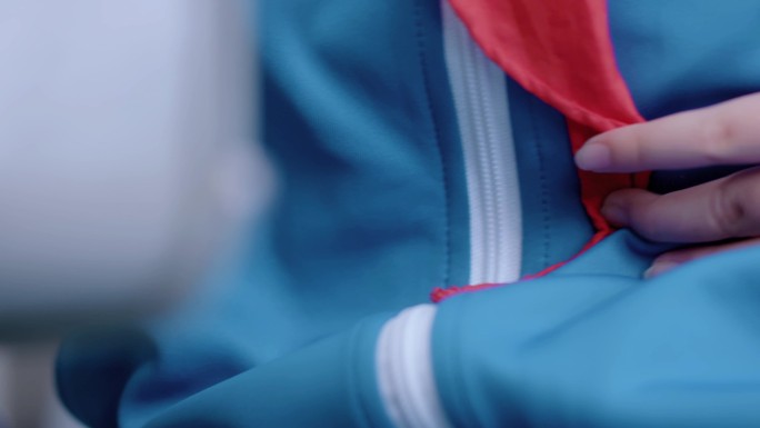 【4K】小学生整理校服红领巾