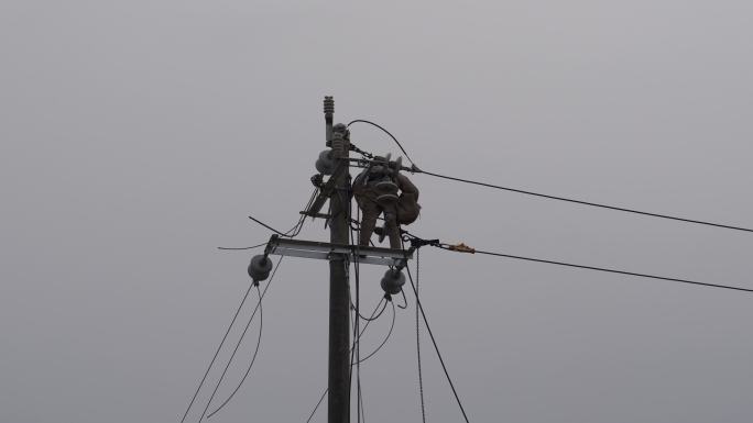 电工电线杆抢修电路修理工雨天安装电线电路