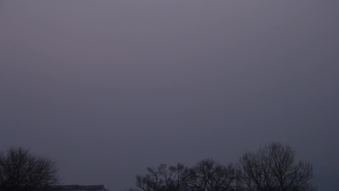 冬天云雾中的早晨晨曦蒙蒙亮的天空