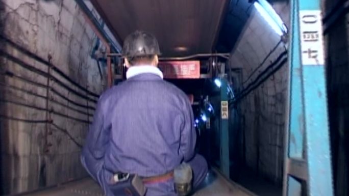 90年代矿工乘坐钢带机皮带下井