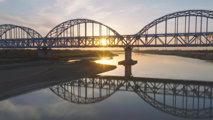 4K航拍夕阳下的京沪高铁济南黄河大桥