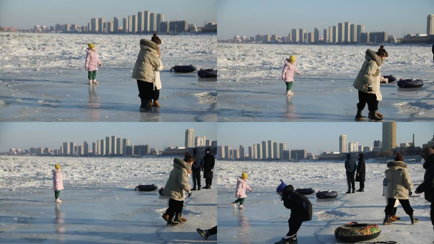 冰冻松花江上人们溜冰游戏